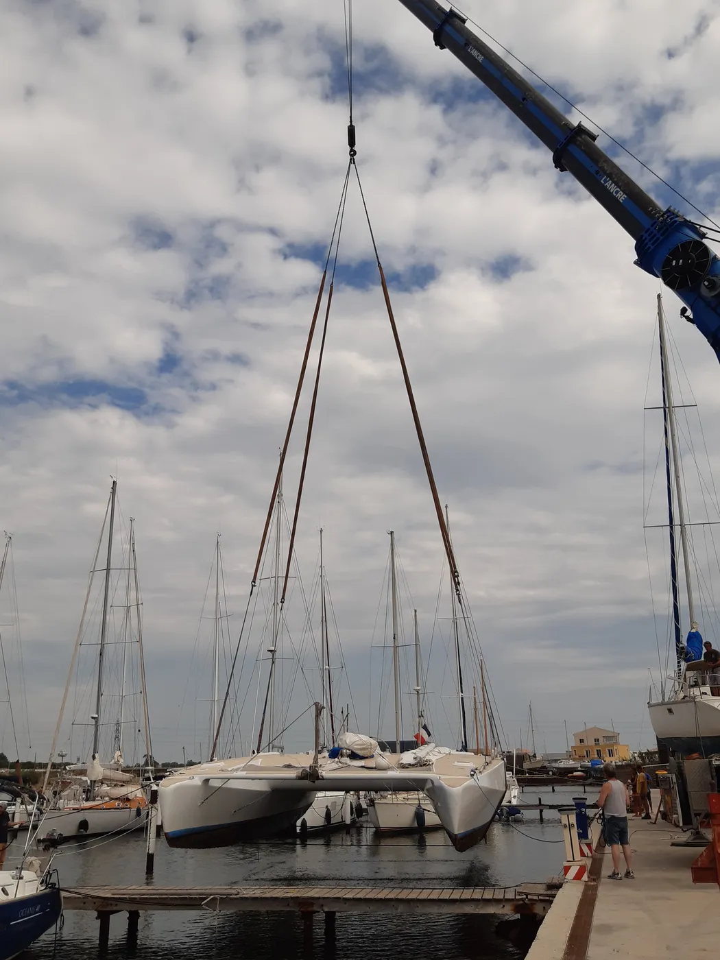 Grutage d'un voilier à la grue au port à sec de Sterne Voiles à Sète