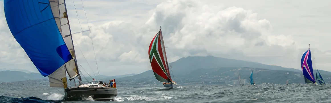Spinnakers déployés en régate au large de Sète