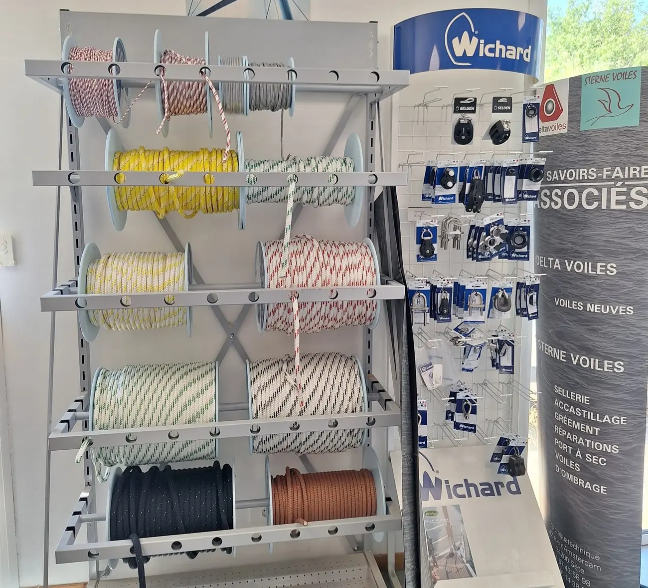 Présentoir de cordages LIROS et accastillage WICHARD au magasin Sterne Voiles