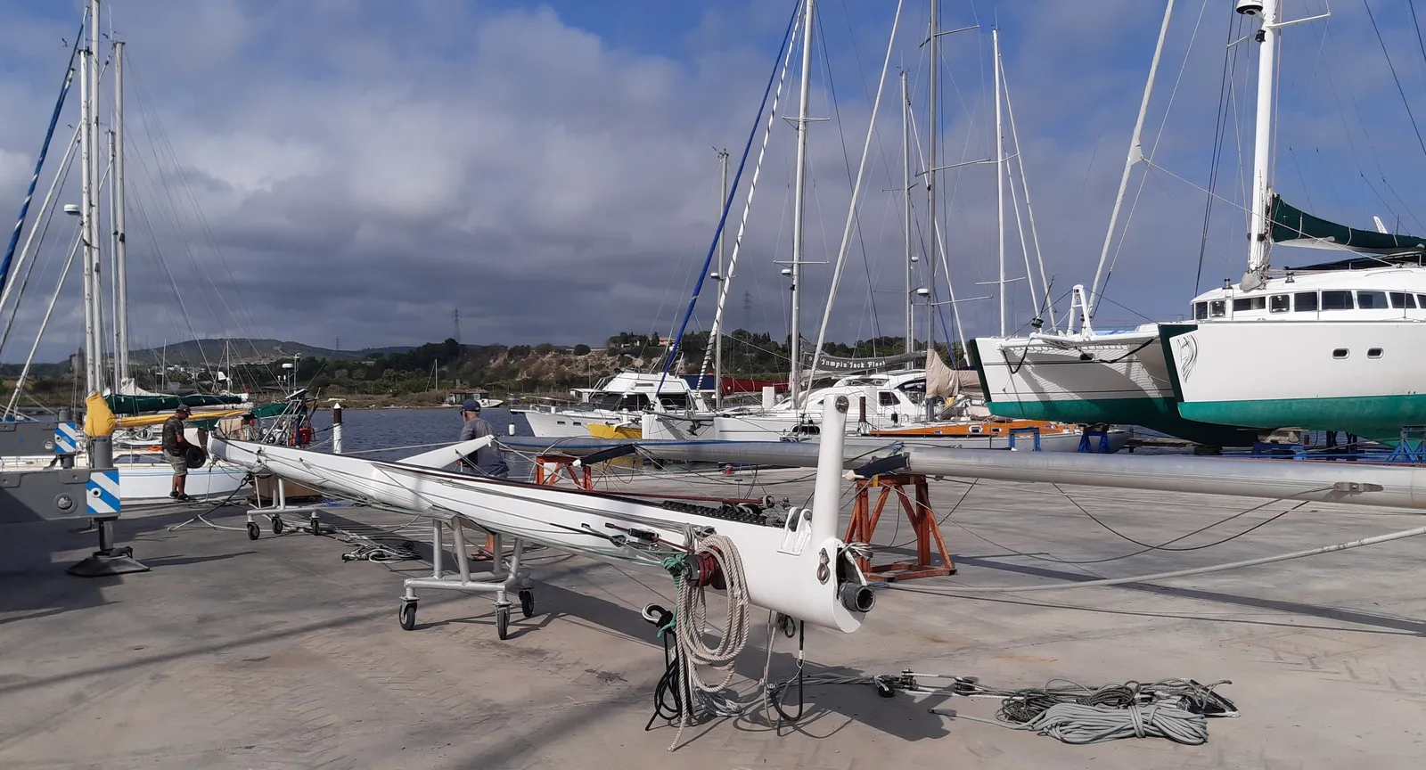 Mât déposé lors d'un démâtage au port à sec de Sterne Voiles à Sète