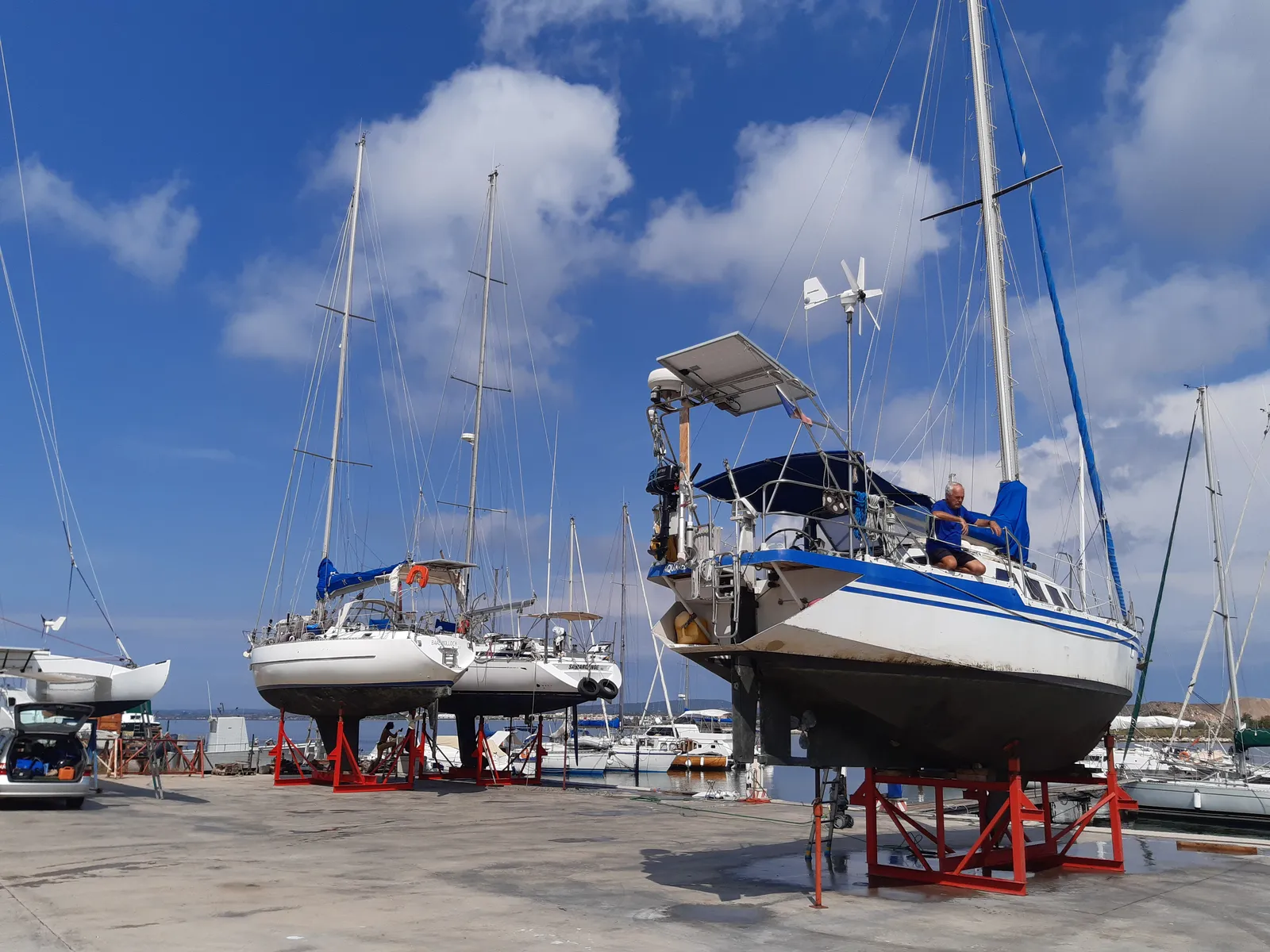 Bateaux hivernés sur bers au port à sec de Sterne Voiles à Sète