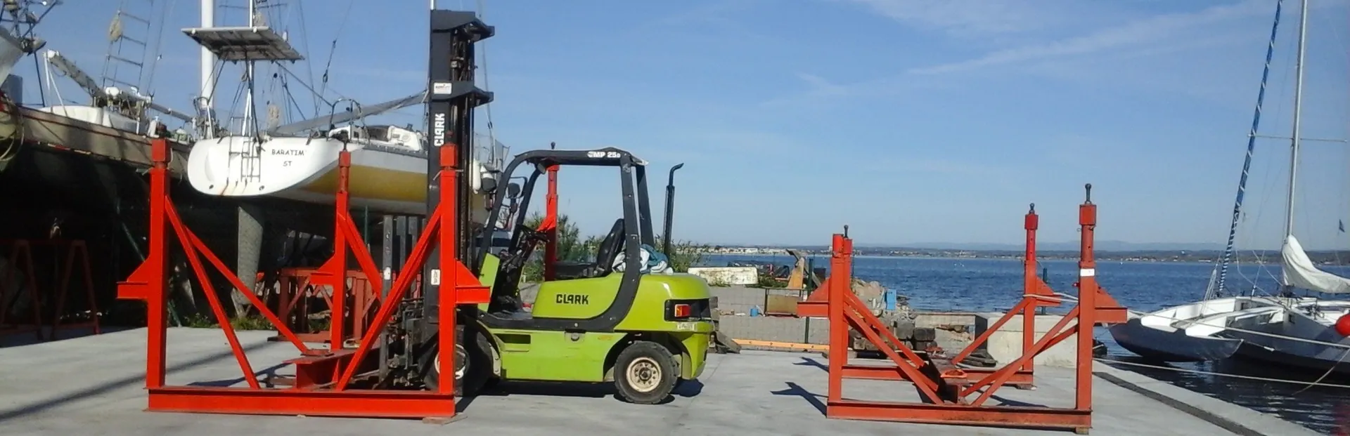 Chariot élévateur et bers de manutention au port à sec de Sterne Voiles à Sète