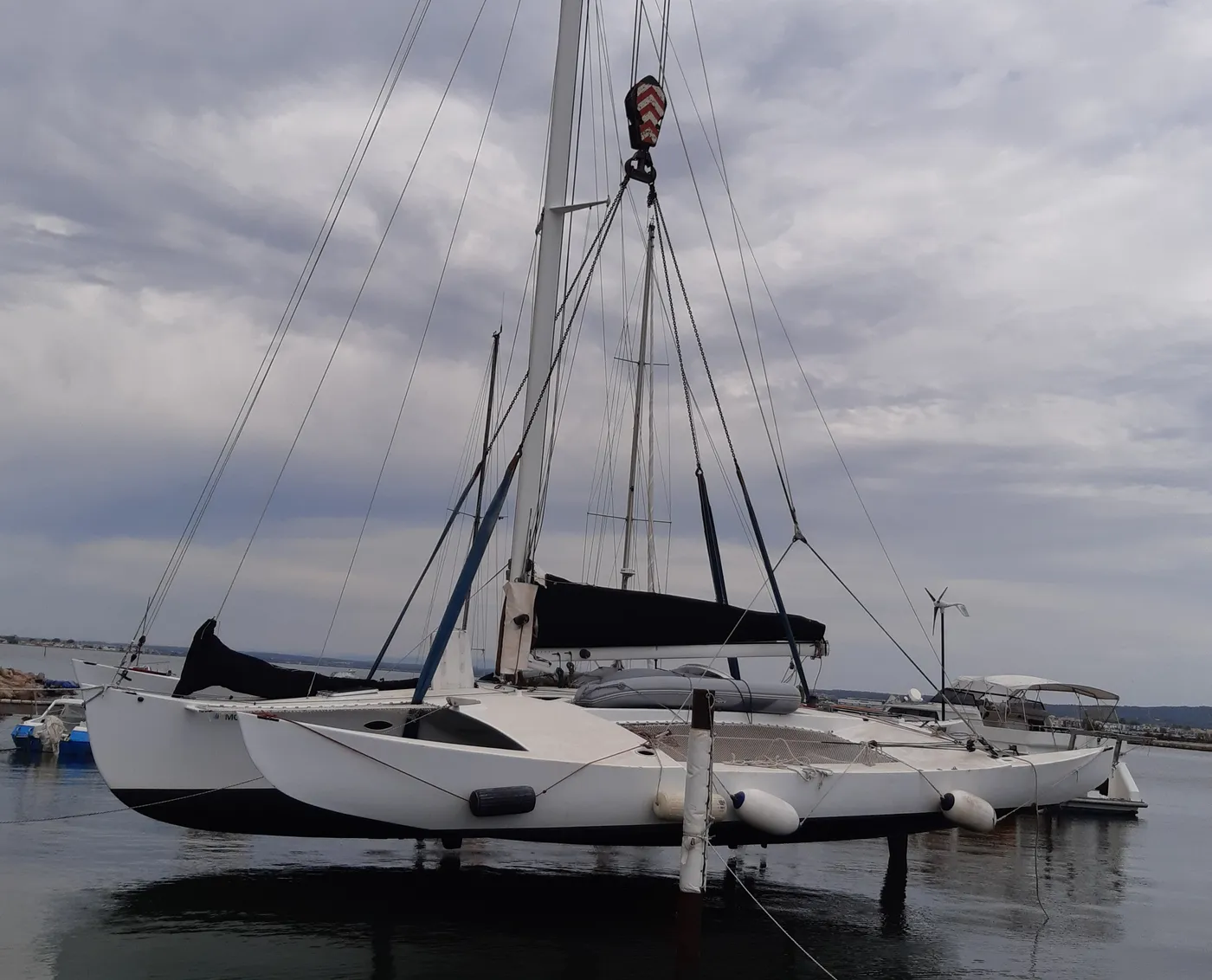Grutage d'un trimaran au port à sec de Sterne Voiles à Sète