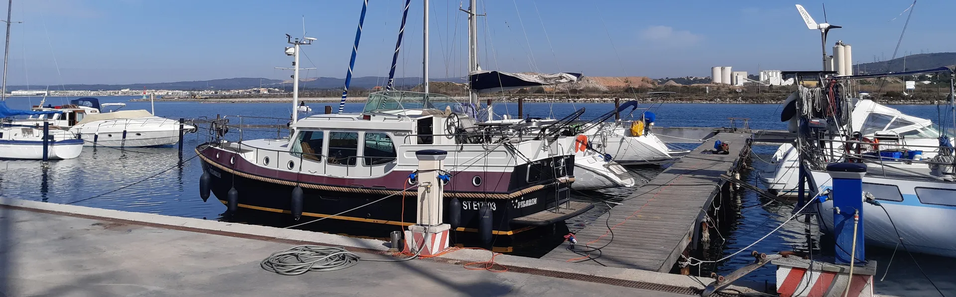 Quai privatif du port à sec Sterne Voiles au bord de l'étang de Thau