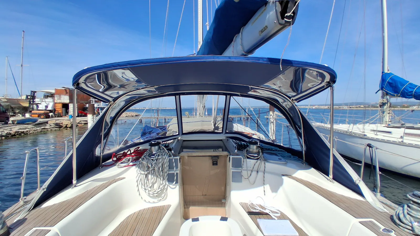 Capote et coussins de cockpit sur mesure réalisés par Sterne Voiles à Sète