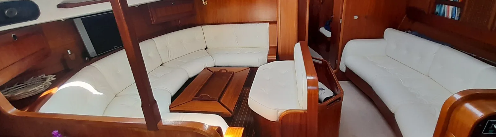 Carré intérieur de voilier avec assises et dossiers en cuir sur mesure par Sterne Voiles