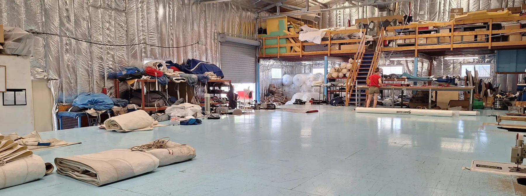 Atelier voilerie de 250 m² de Sterne Voiles à Sète avec voiles en cours de travail