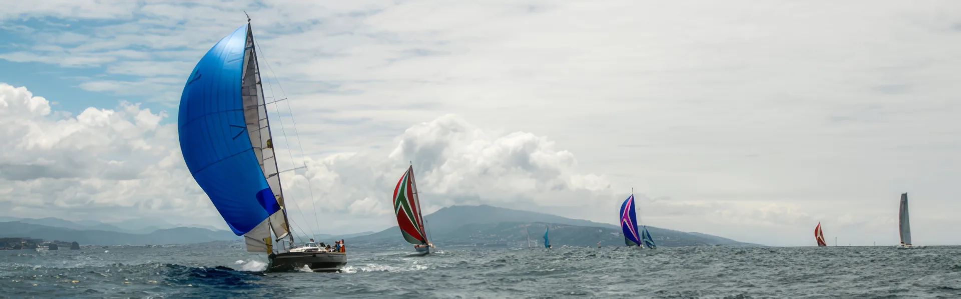 Spinnakers déployés en régate au large de Sète